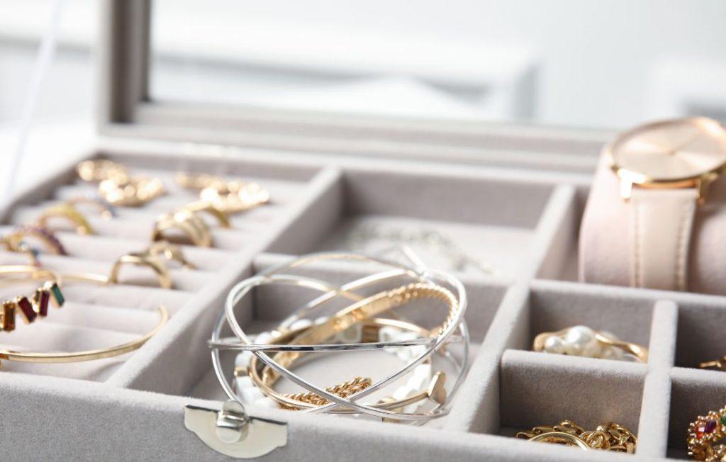 lined jewelry trays with jewelry