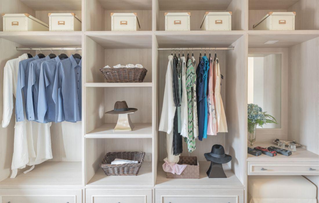 You are currently viewing A Simple Guide to Closet Organization