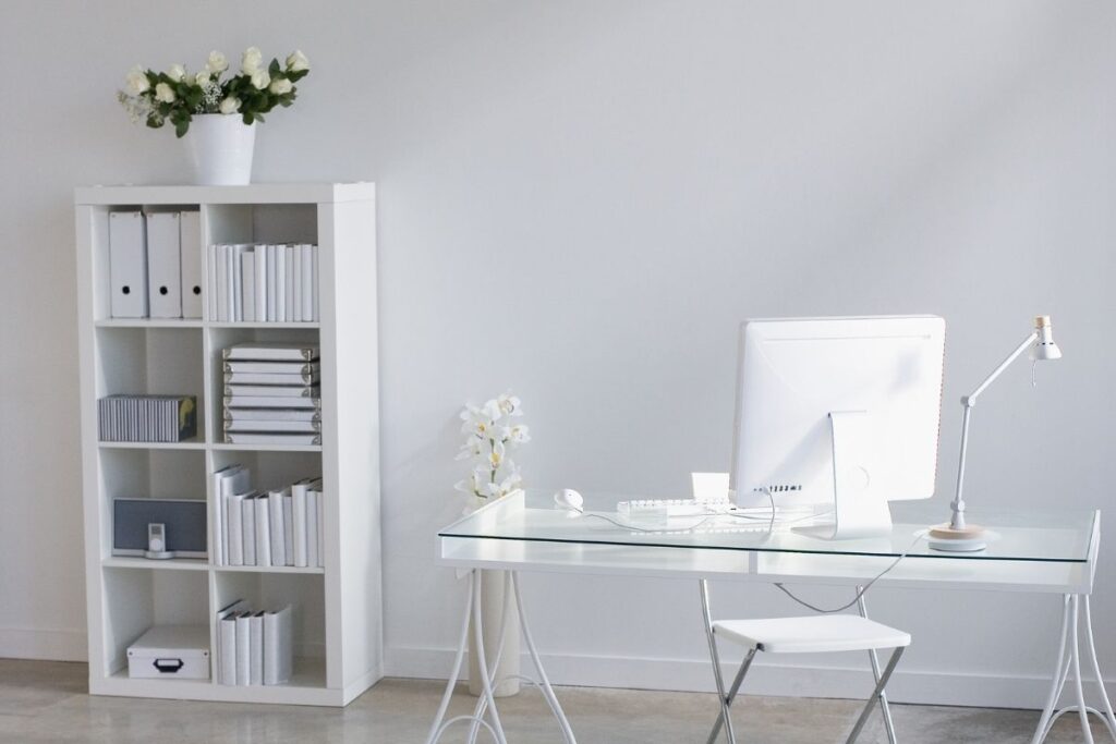 minimal-white-home-office-glass-desk-white-storage