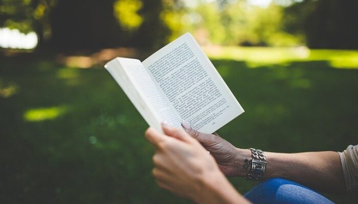 13 Awesome Benefits of Reading Daily