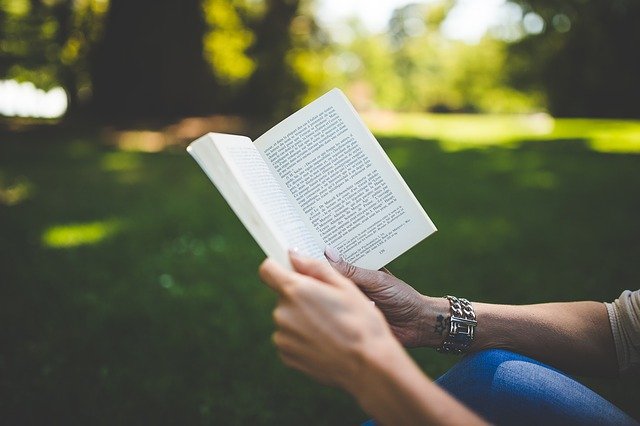 You are currently viewing 13 Awesome Benefits of Reading Daily