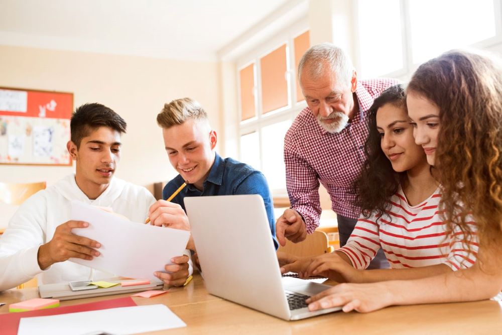 You are currently viewing The Importance of Teaching Financial Literacy in High School: Promoting Financial Responsibility and Improving Economic Mobility