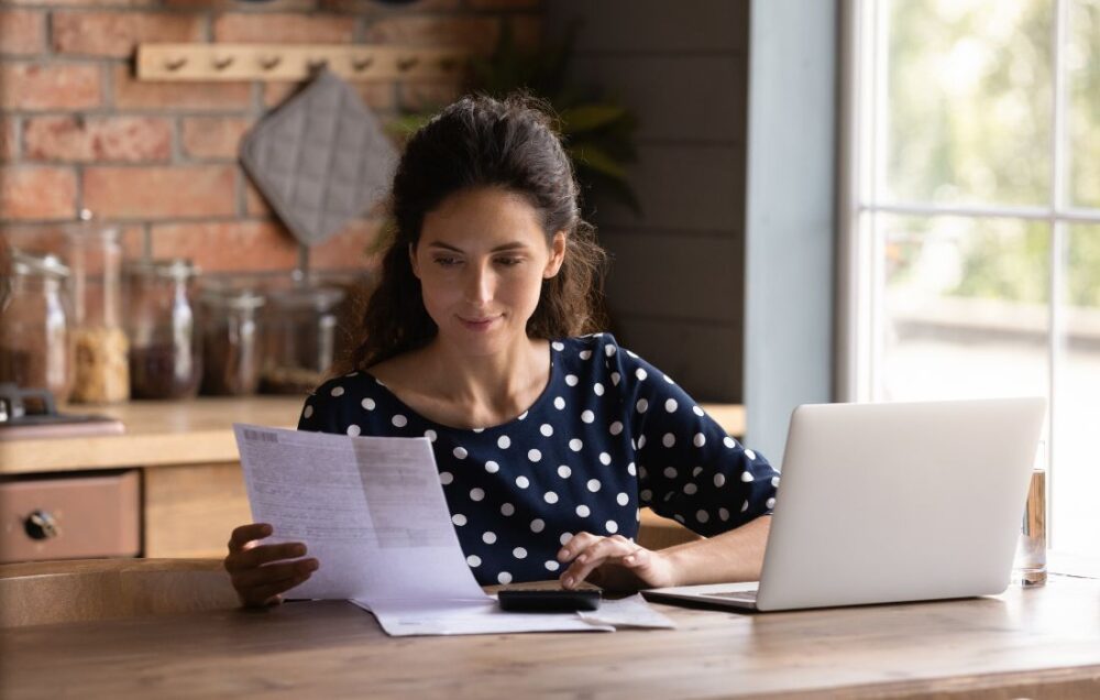 daily money manager paying bills